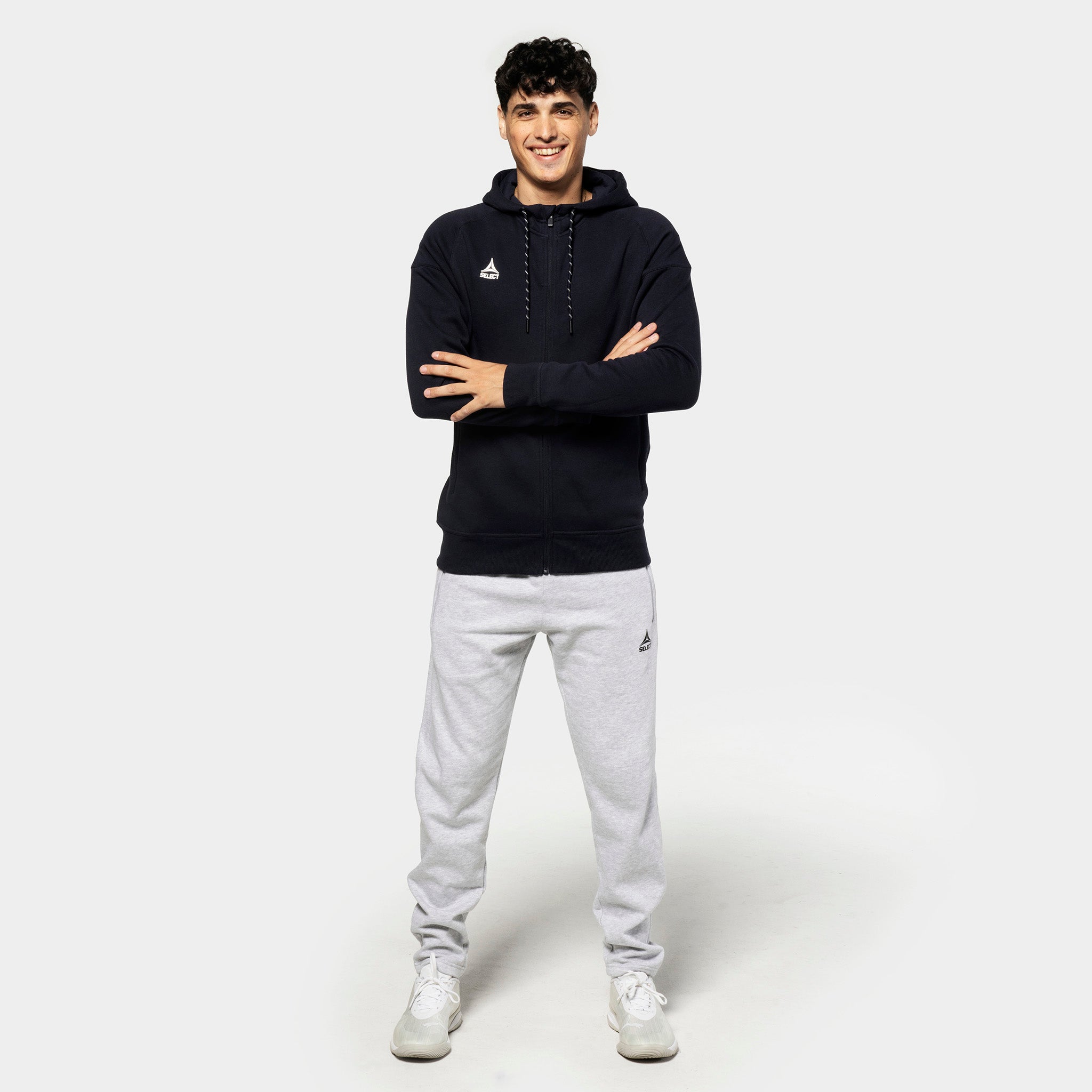 Man i svart zip hoodie och grå Sweat pants Oxford v25, fritidskläder, framifrån.