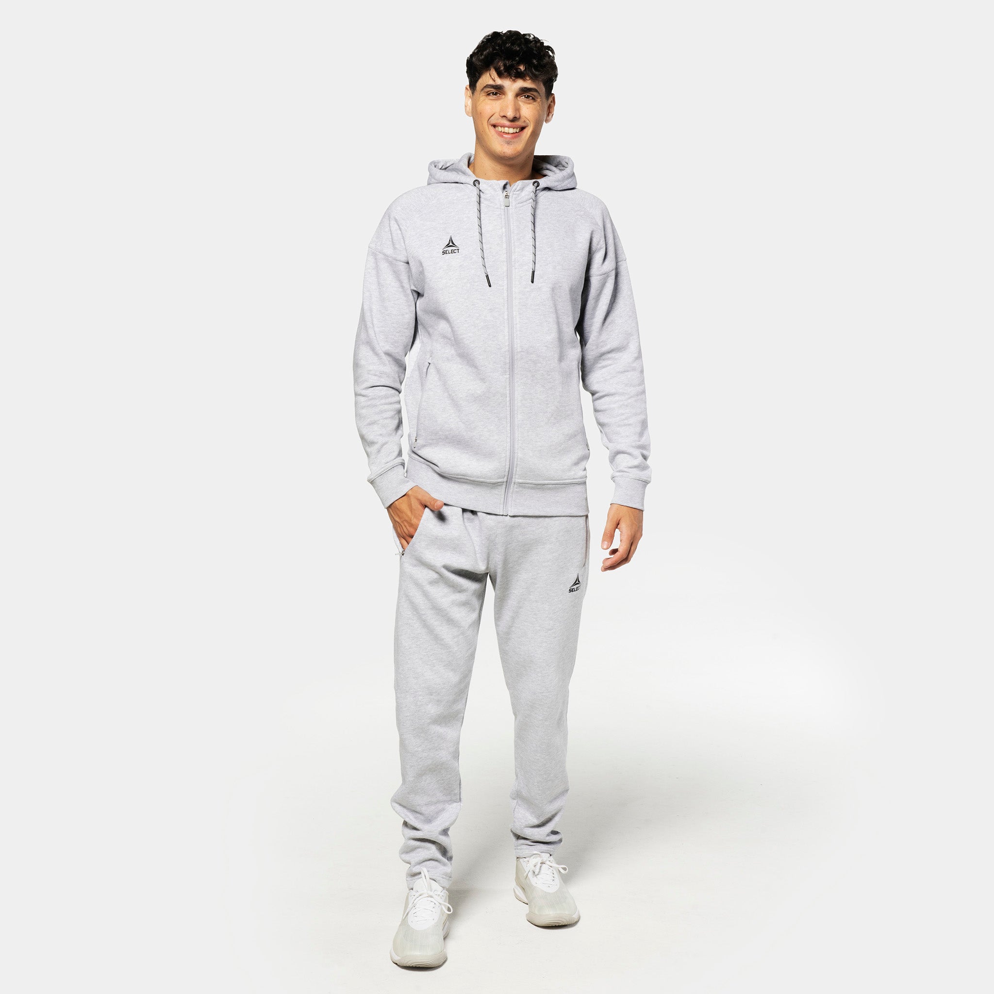 Manlig fotbollsspelare i grå Sweat pants Oxford v25 med matchande hoodie, fritidskläder, framifrån.