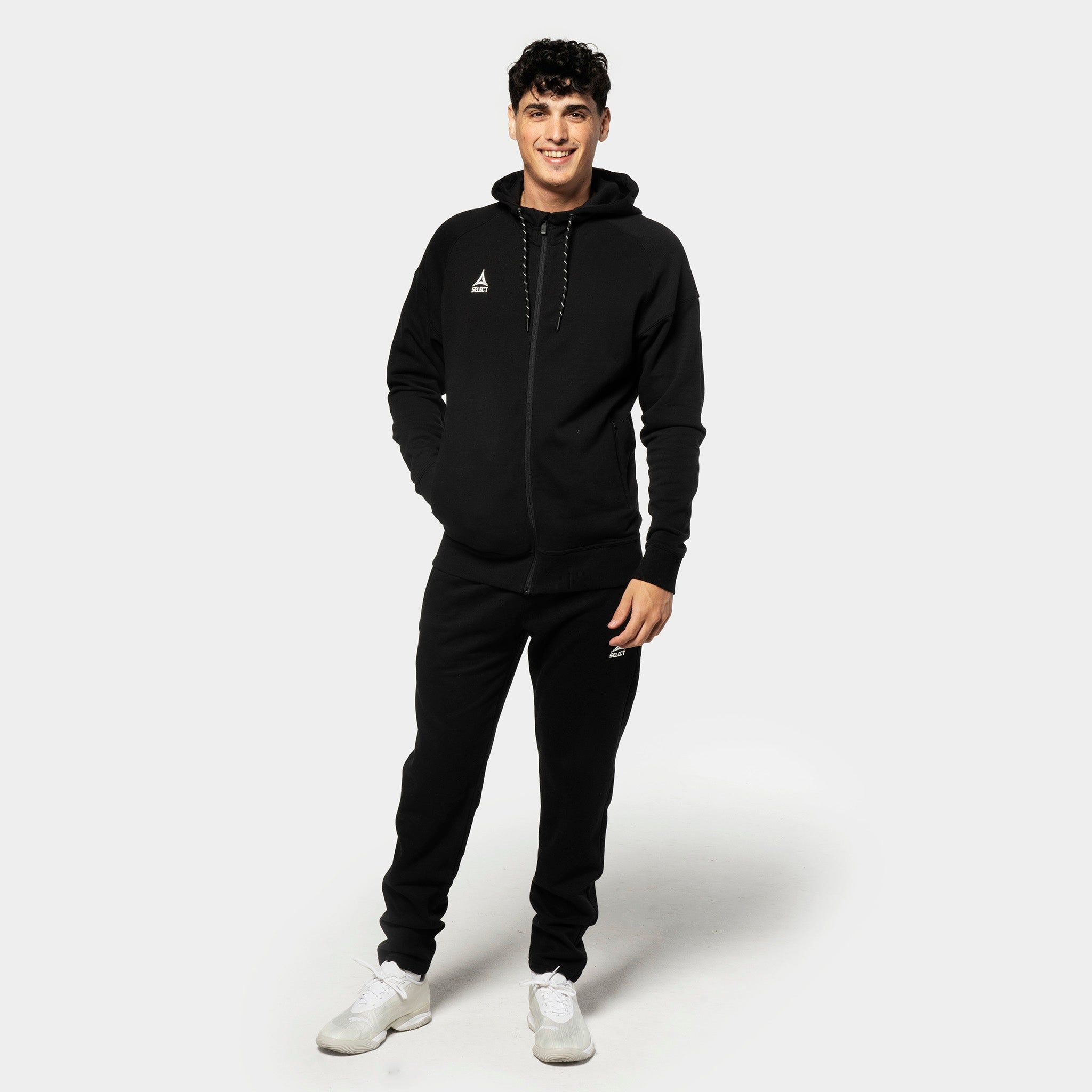 Manlig fotbollsspelare i svarta Sweat pants Oxford v25 med matchande hoodie, fritidskläder, framifrån.
