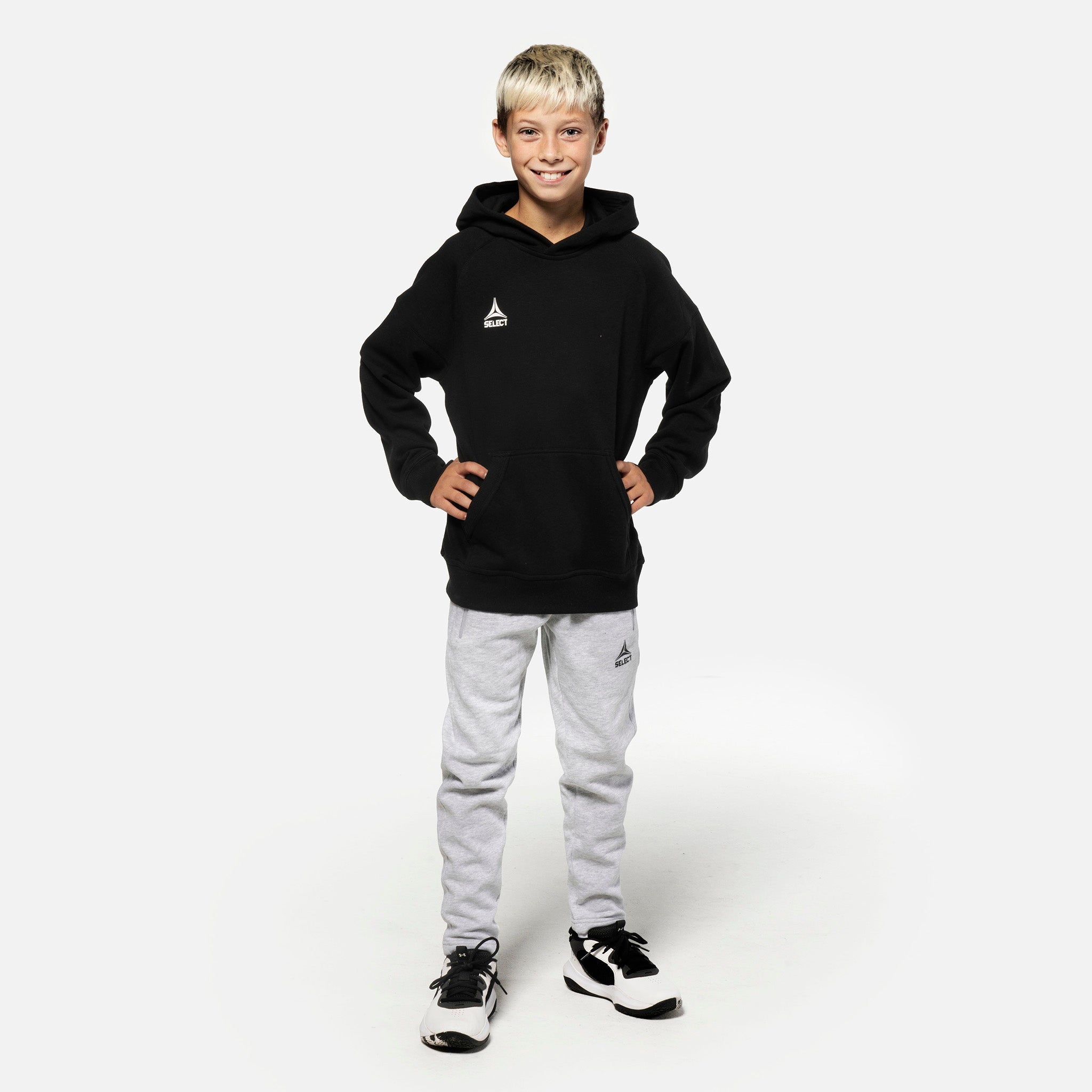 Pojke fotbollsspelare i grå Sweat pants Oxford v25 och svart hoodie, fritidskläder, framifrån.