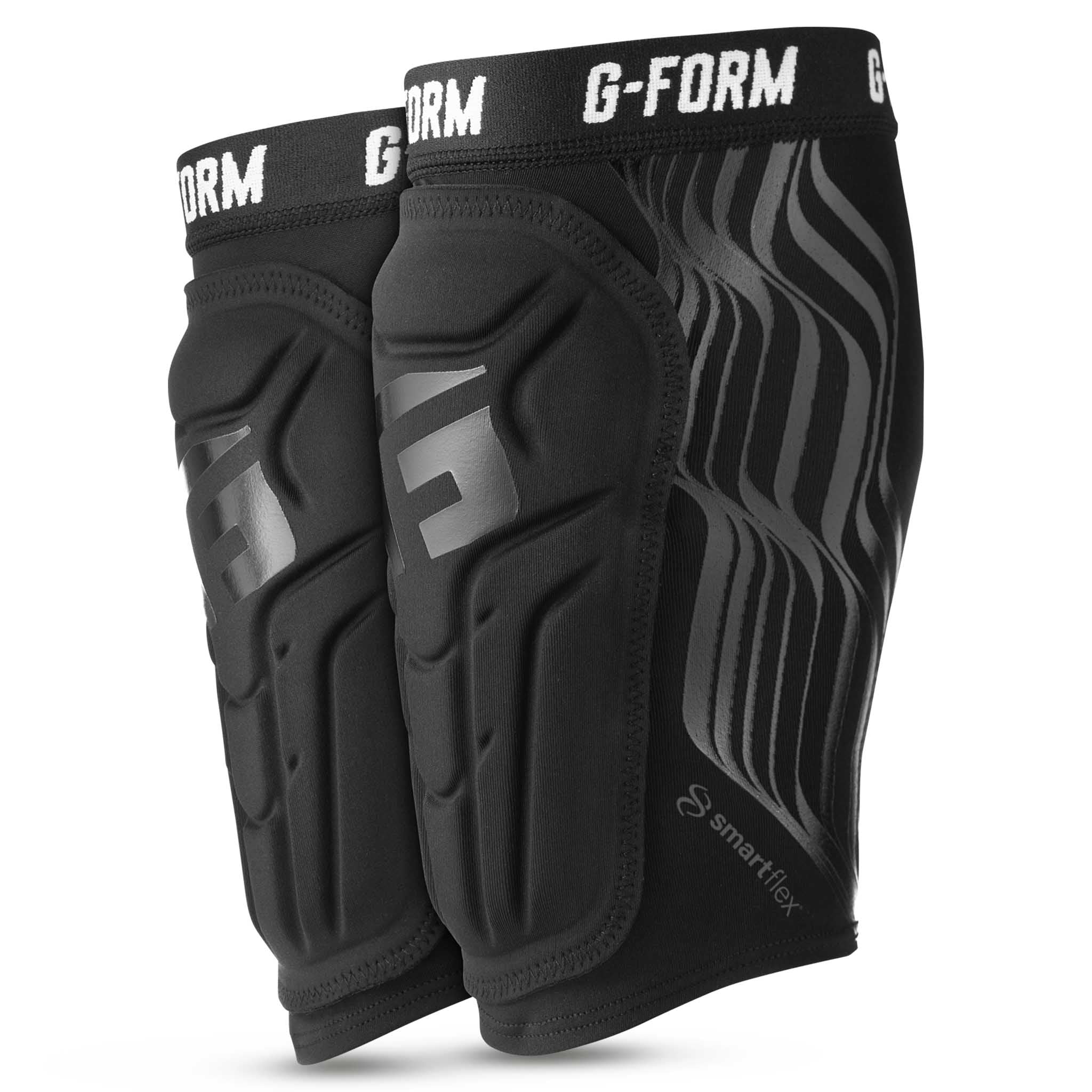 Framsida av svarta Shin guards V2 youth med G-Form-logga och grå detaljer, vadderade fotbolls-benskydd.