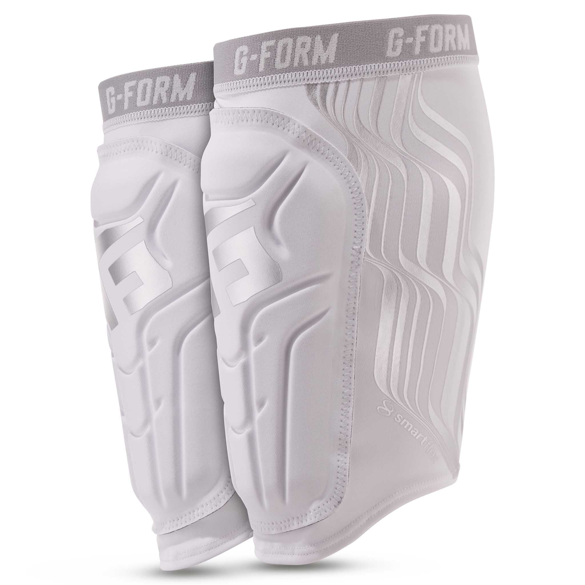 Vita och silverfärgade G-Form Shin guards V2 youth, framsidesvy av fotbolls-benskydd.