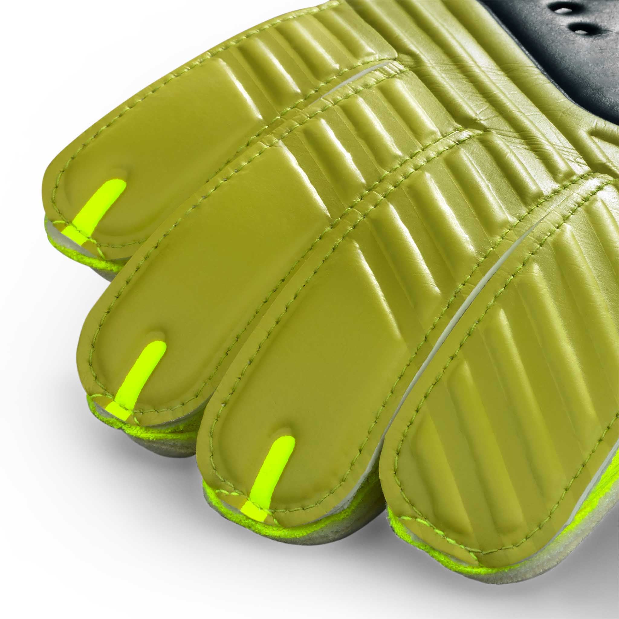 Nærbillede af GK gloves 03 Kids v26 målmandshandsker med grønne polstrede fingre, gul syning og sort kant.