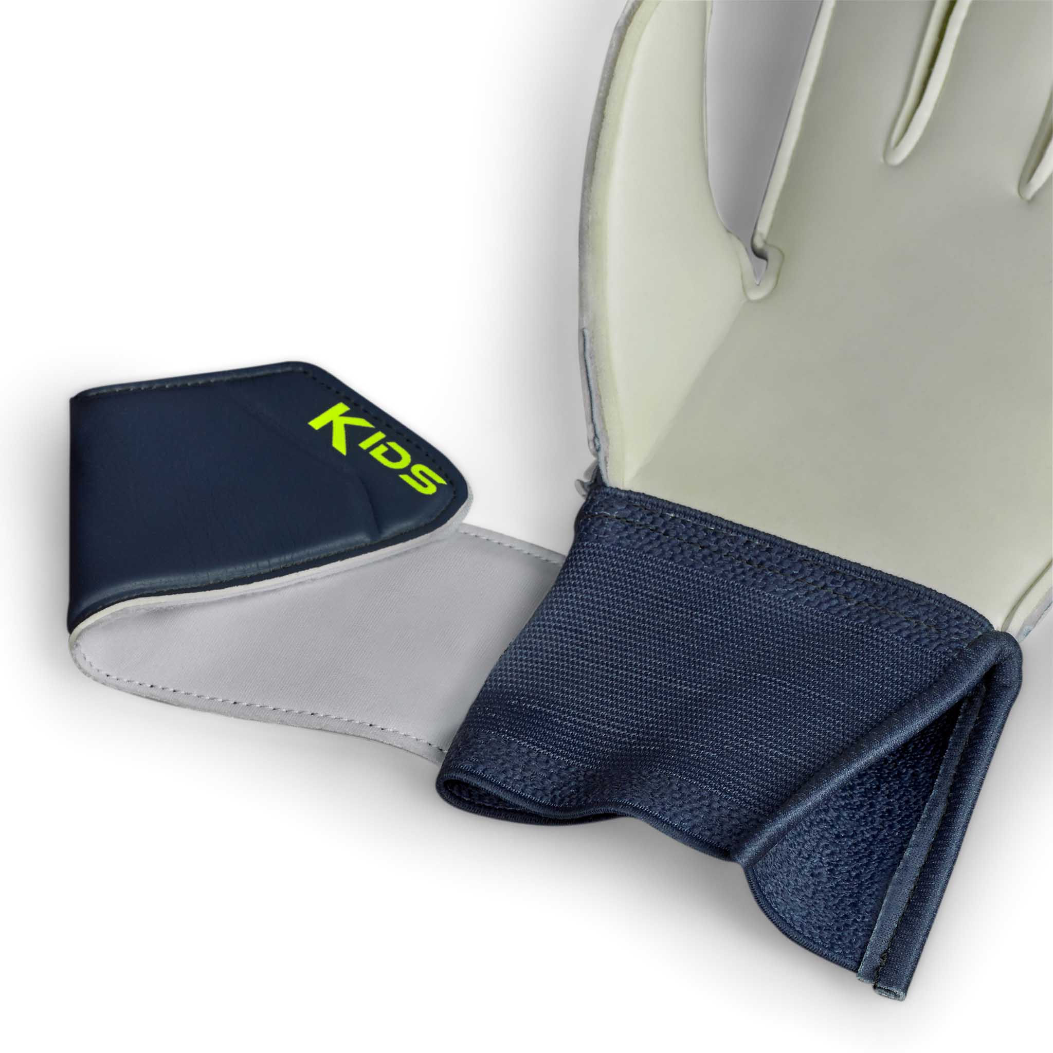 Nærbillede af GK gloves 03 Kids v26 målmandshandsker med marineblå rem, gul logo og grå håndflade.