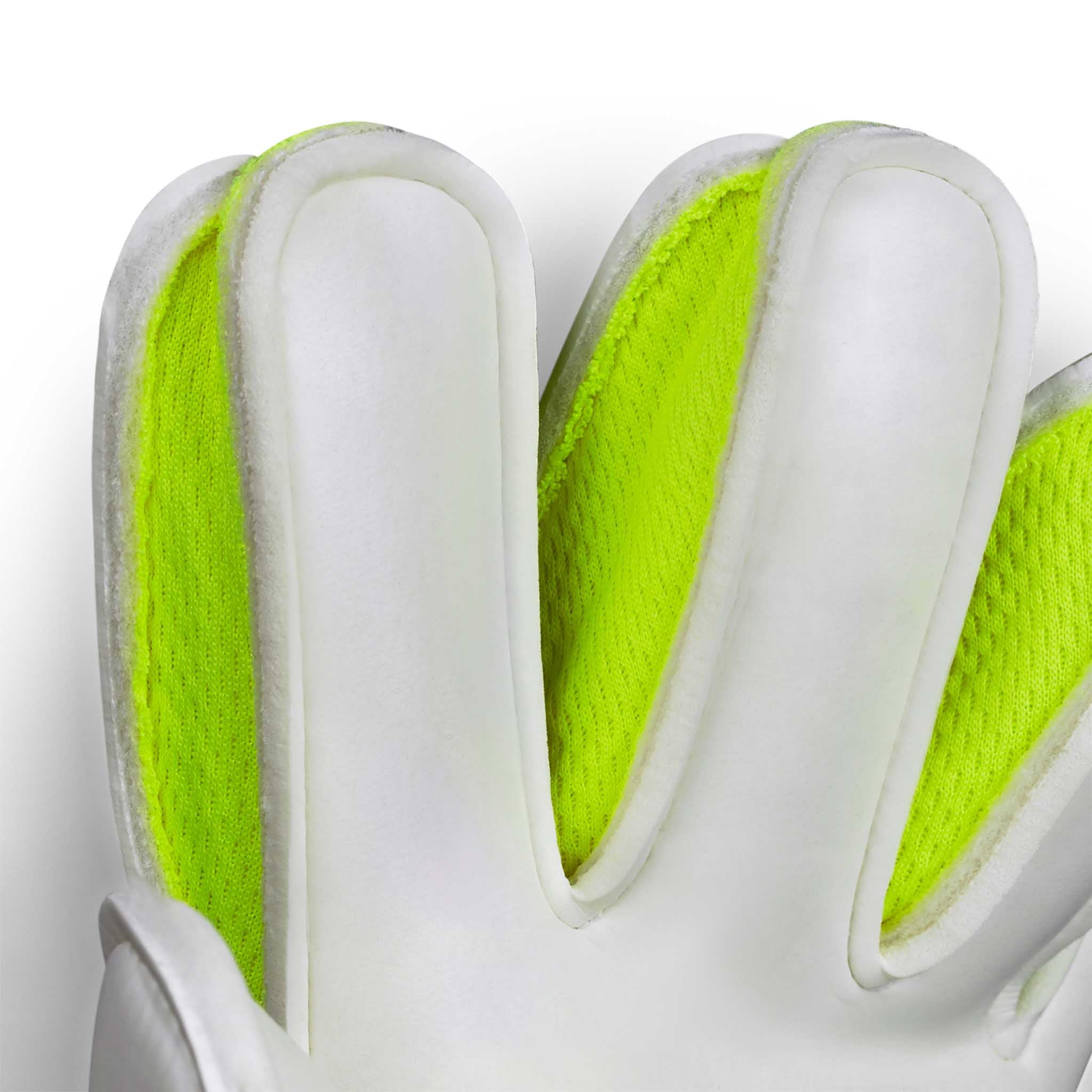 Nærbillede af GK gloves 03 Kids v26 målmandshandsker med hvid fingerpolstring og neongul mesh-detalje.