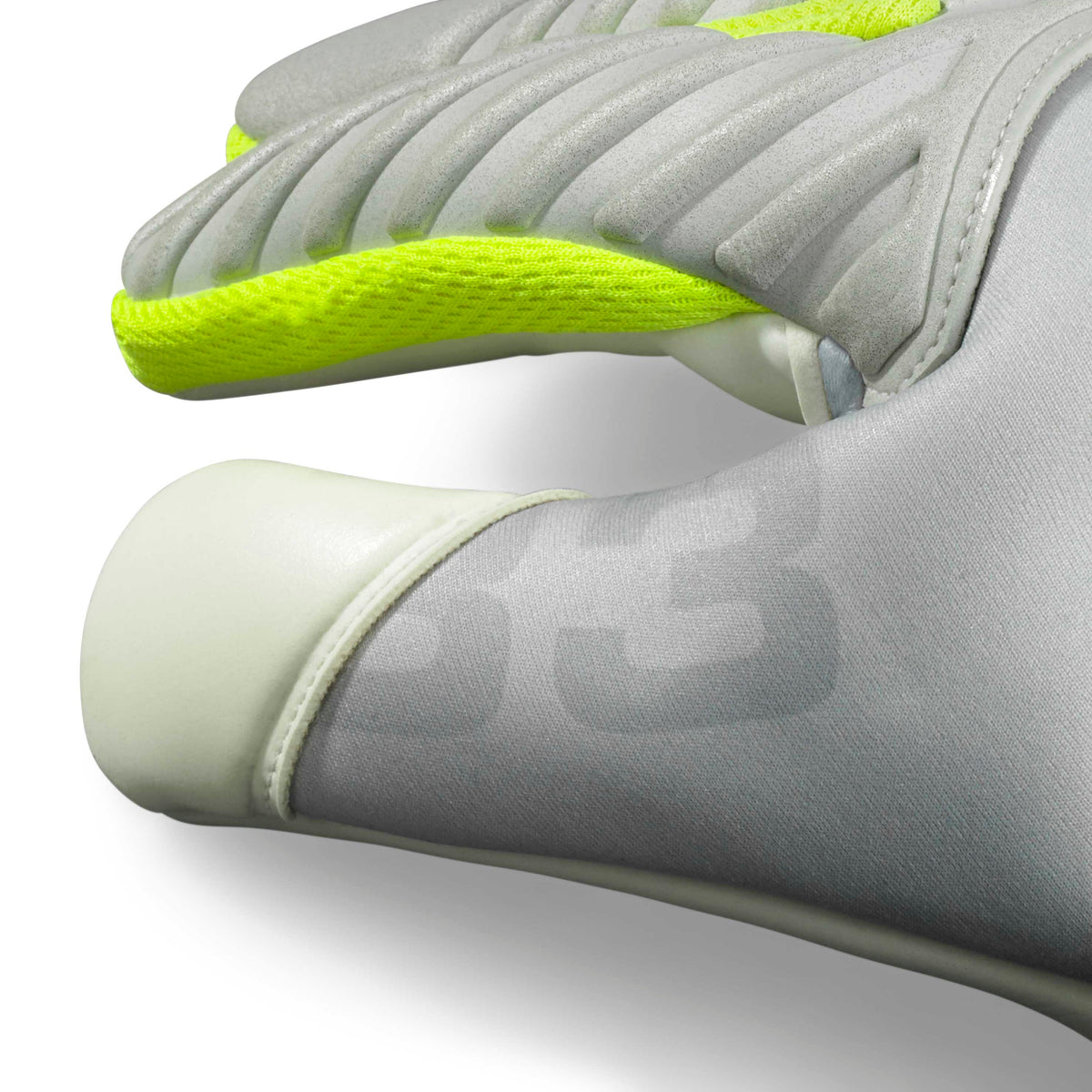 Closeup af grå GK Glove 33 Allround v26 målmandshandsker i fodbold med neongule detaljer og polstring
