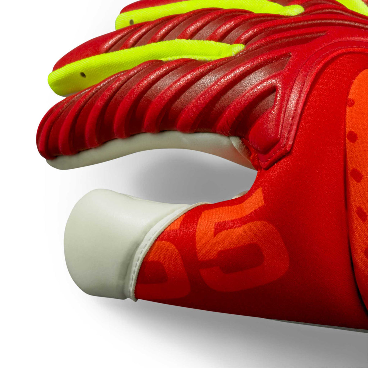 Nærbillede af GK gloves 55 Extra Force v26 målmandshandsker i rød og orange med gule detaljer og hvid manchet.