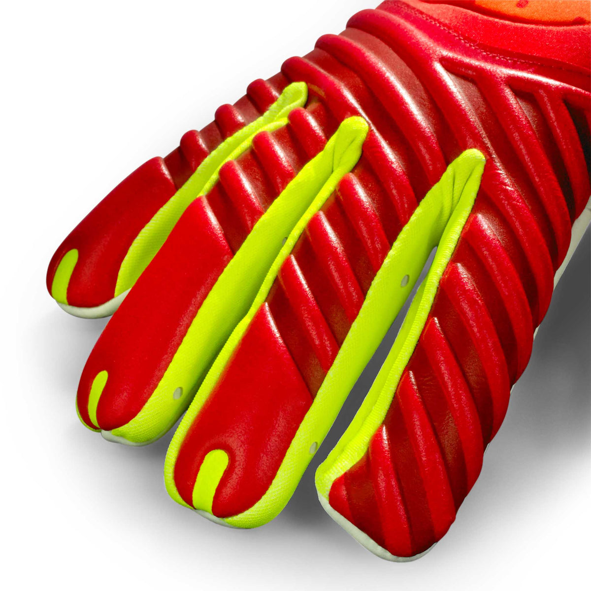 Nærbillede af GK gloves 55 Extra Force v26 målmandshandsker med røde fingre og gule fodboldgreb.