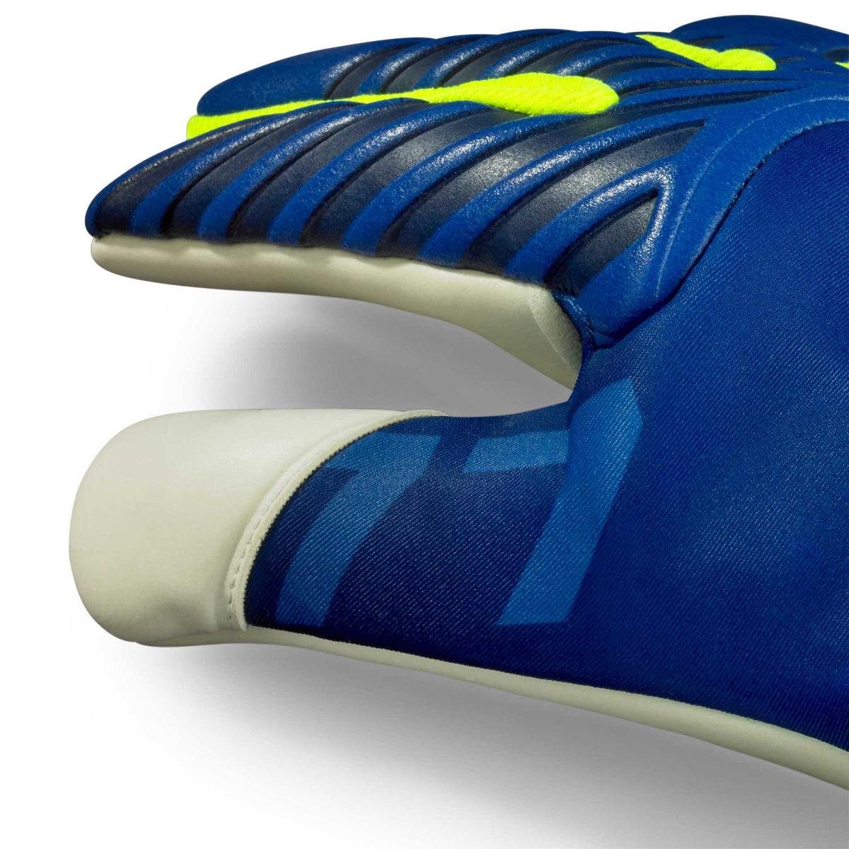 Nærbillede af 77 Super Grip v26 målmandshandsker i blå med gule detaljer og hvid manchet, fodbold