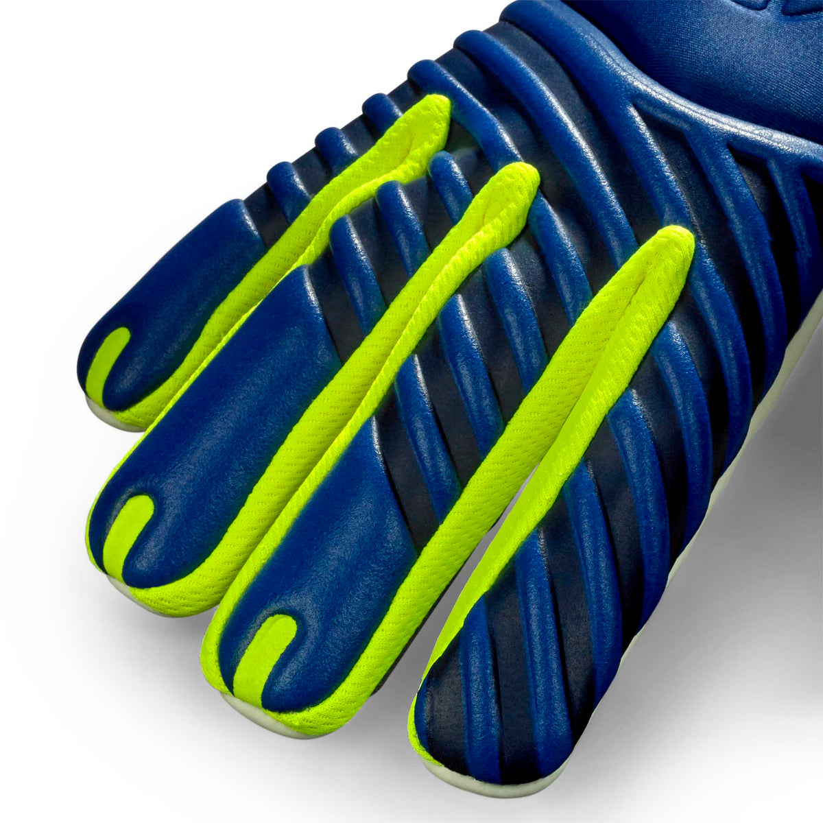 Nærbillede af blå og neongule 77 Super Grip v26 målmandshandsker med teksturerede fodboldhandskefingre