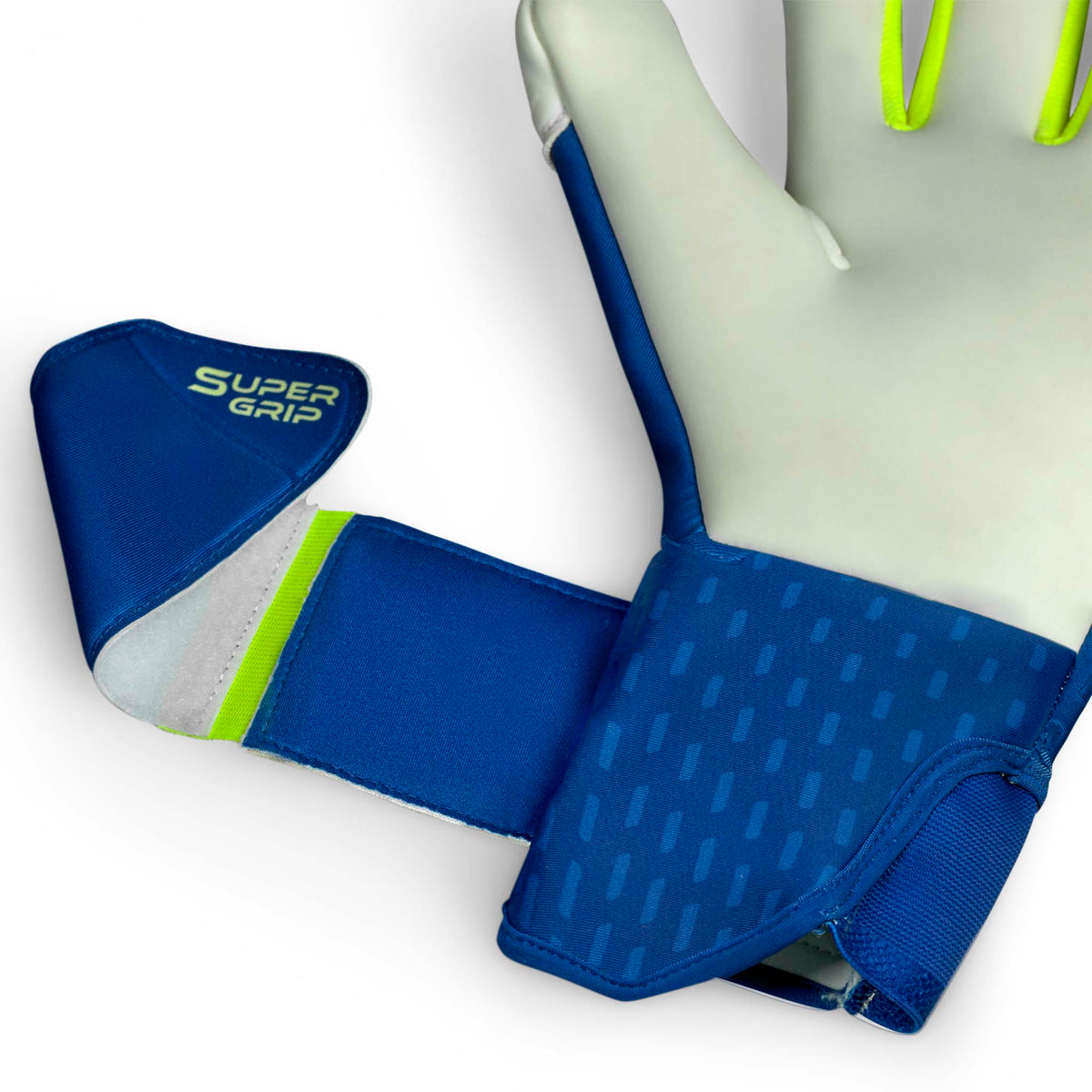 Nærbillede af GK gloves 77 Super Grip v26 målmandshandsker til fodbold, med blå håndledsrem og grønne detaljer.
