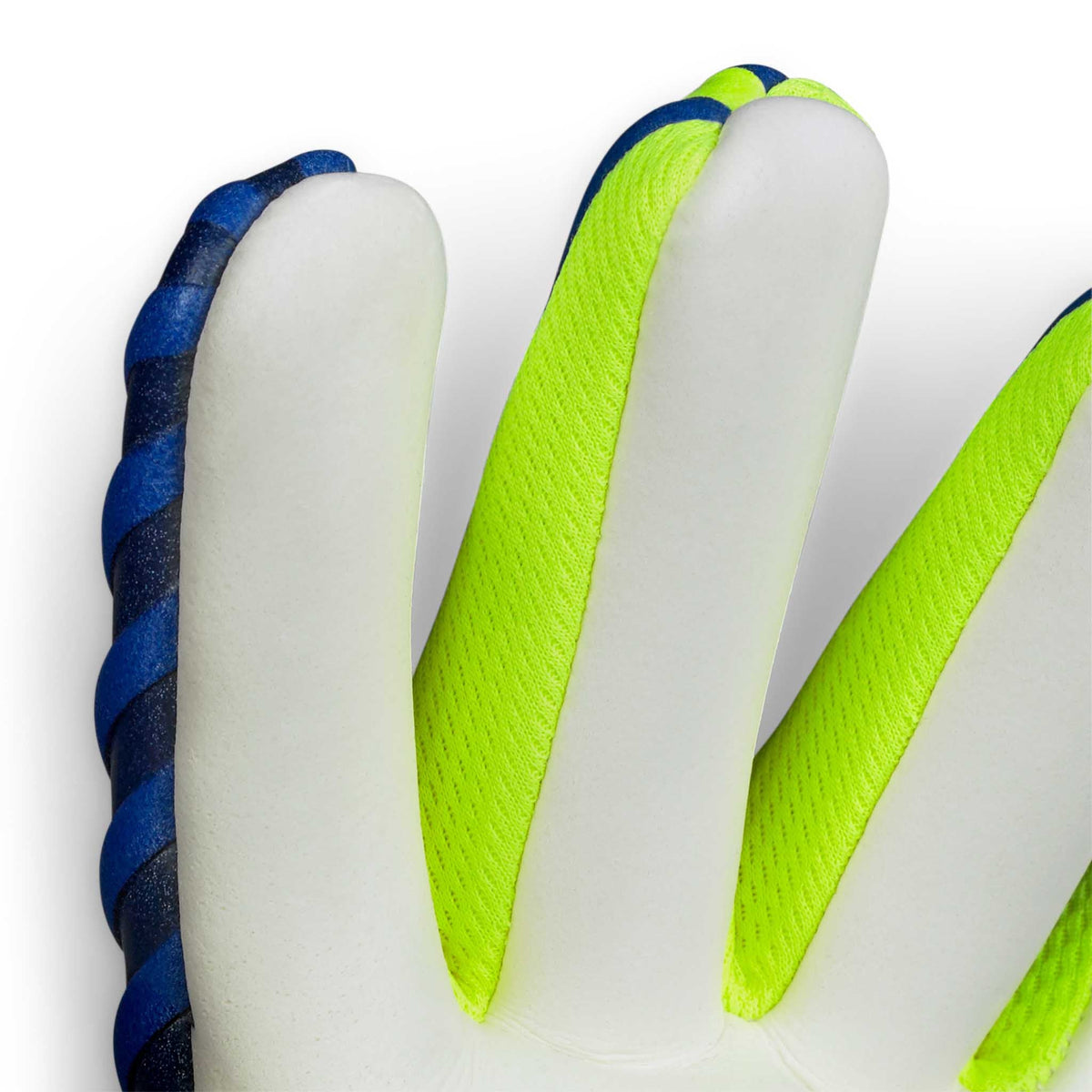 Nærbillede af 77 Super Grip v26 fodbold målmandshandsker med hvid håndflade og blå og neongule fingre