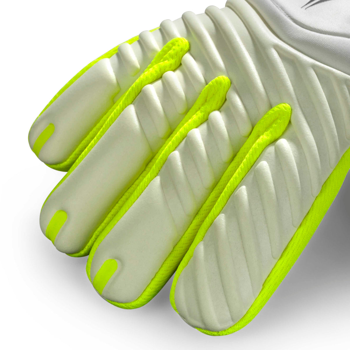 Nærbillede af GK gloves 88 Kids v26 målmandshandsker til fodbold i hvid med neongule detaljer på fingrene.