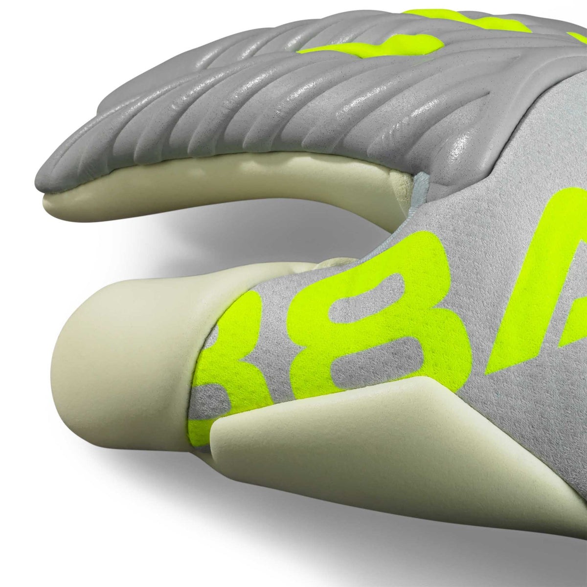 Nærbilled af 88 Pro Aqua v26 målmandshandsker med grå håndflade, neongule detaljer og cremefarvede latexfingerspidser.