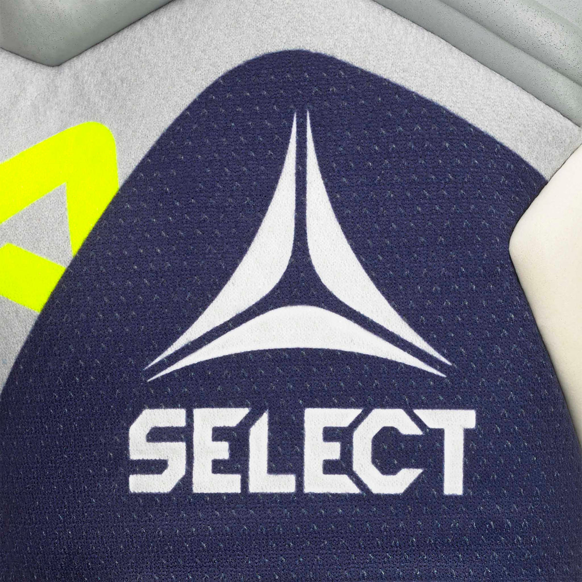 Nærbillede af GK Gloves 88 Pro Aqua v26 fodbold-målmandshandsker, mørkeblå bagside med hvidt Select-logo og neongul detalje.