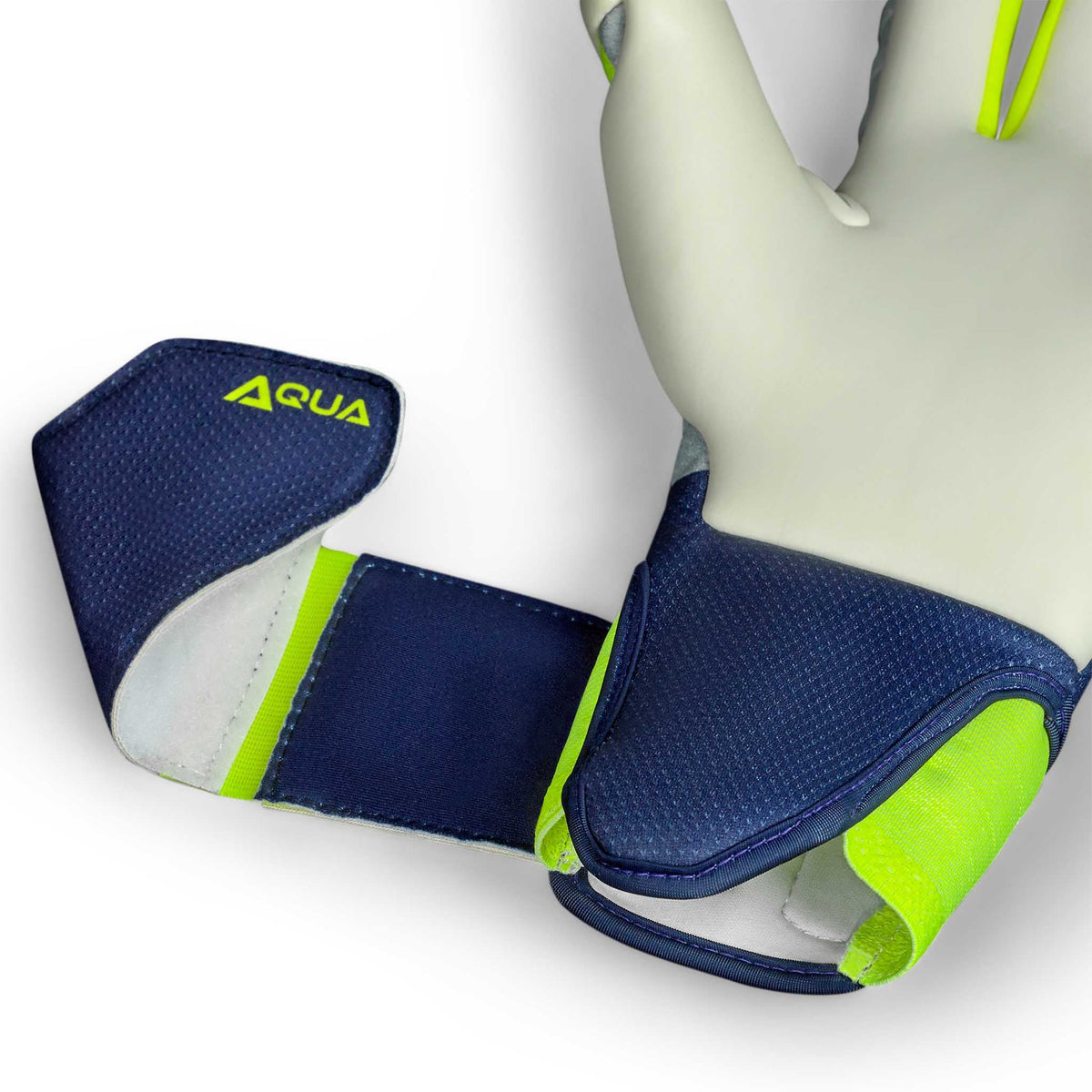 Närbild av 88 Pro Aqua v26 målvaktshandskar med mörkblått handledsband och neongröna och vita detaljer.