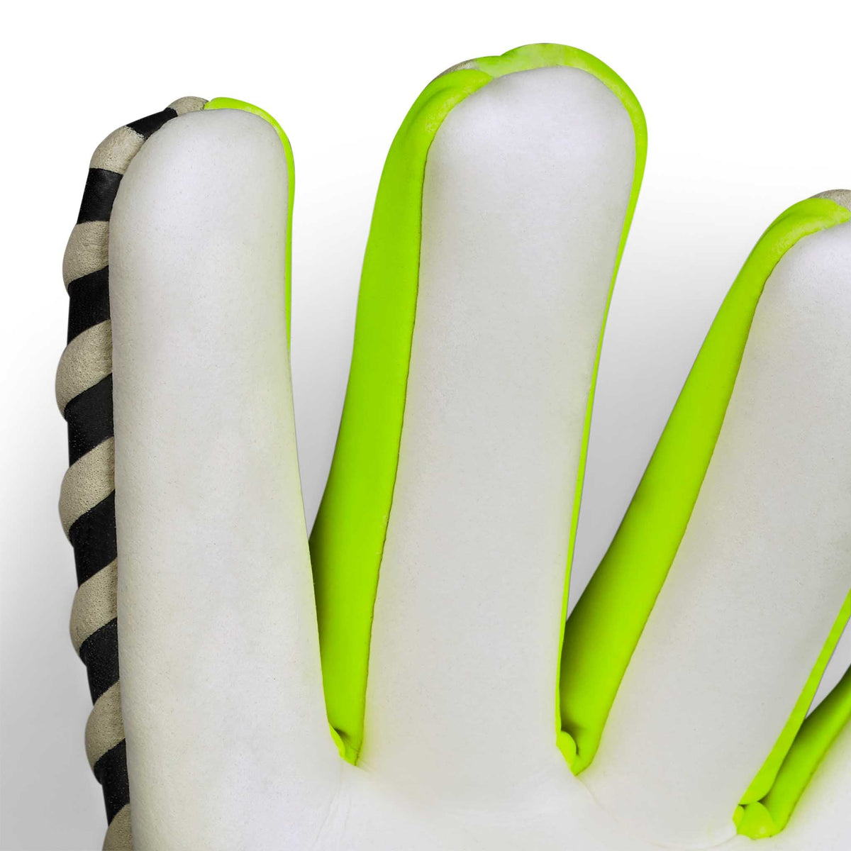 Nærbilled af 88 Pro Grip v26 målmandshandsker med hvid håndflade, grøn kant og sort-beige stribet side.