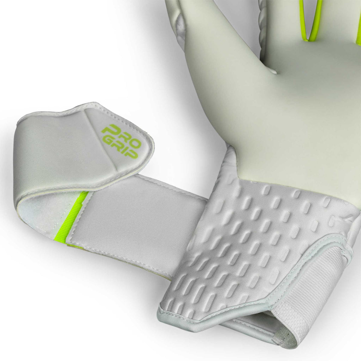 Nærbillede af hvide 88 Pro Grip v26 målmandshandsker med grønne detaljer, viser håndledsrem og struktureret manchet