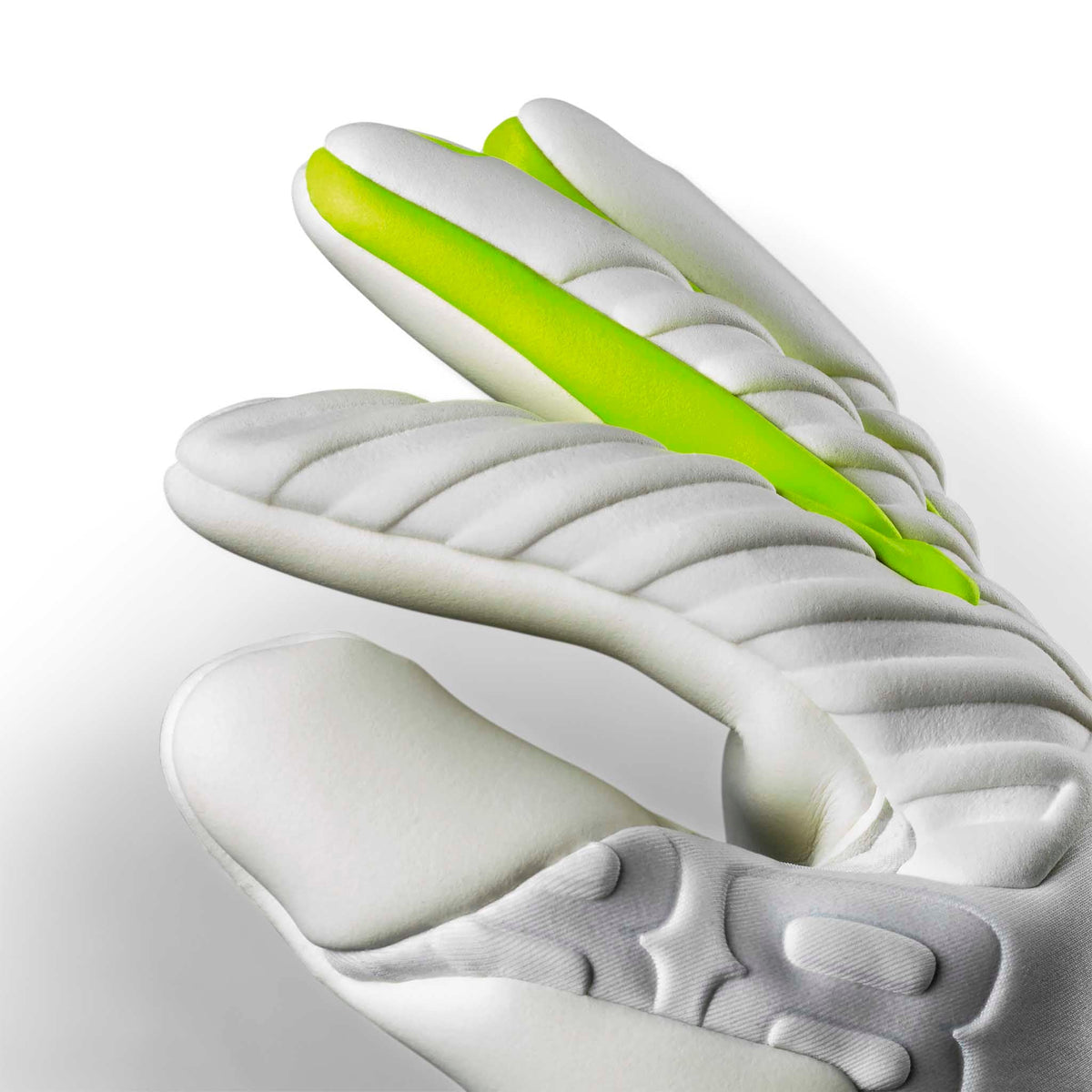 Hvide GK Gloves 88 Pro Grip v26 målmandshandsker med grønne detaljer, closeup fra højre side.