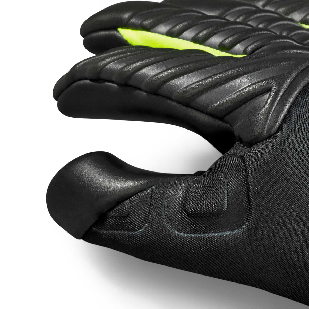 Nærbillede af GK Gloves 90 Flexi Pro v26 målmandshandsker, sort polstret bagside med neongrøn fodbolddetalje.