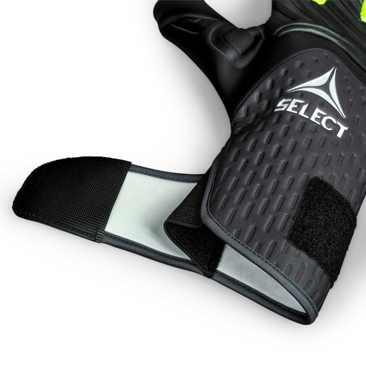 Nærbillede af GK Gloves 90 Flexi Pro v26 fodbold målmandshandsker med sort og grå strop og hvidt Select-logo.