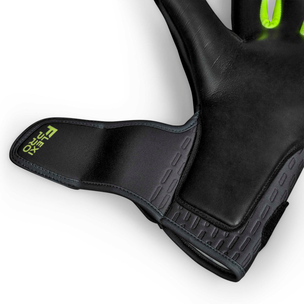Nærbilled af GK Gloves 90 Flexi Pro v26 målmandshandsker i sort med grønne detaljer, viser håndledsremmen.