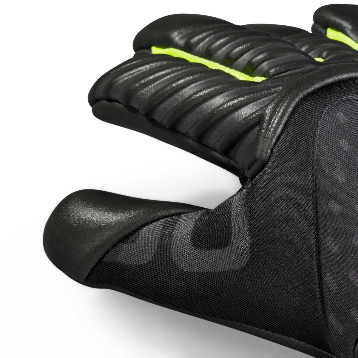 Closeup af GK gloves 90 Kids v26 målmandshandsker i sort med neongule detaljer, der viser polstret håndryg.