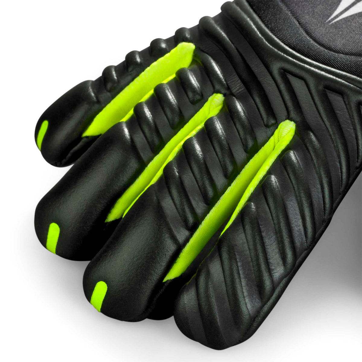 Nærbilled af GK gloves 90 Kids v26 målmandshandsker med sorte polstrede fingre og neongule detaljer.