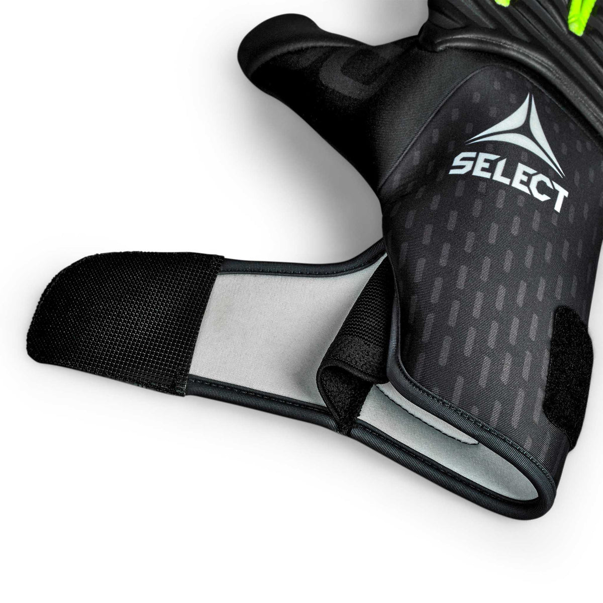 Nærbillede af GK gloves 90 Kids v26 målmandshandsker til fodbold, med sort håndledsrem og grå og grøn Select-logo
