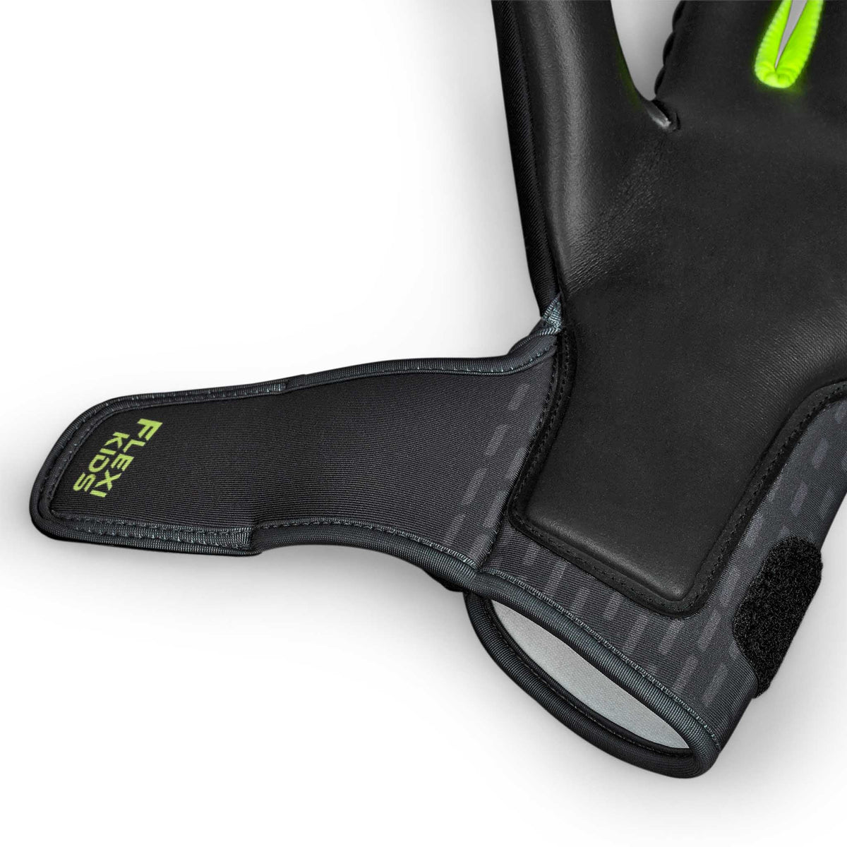 Closeup af GK gloves 90 Kids v26 målmandshandsker, der viser den sorte håndledsrem med grå Flexi Kids-detalje og grønne accenter.