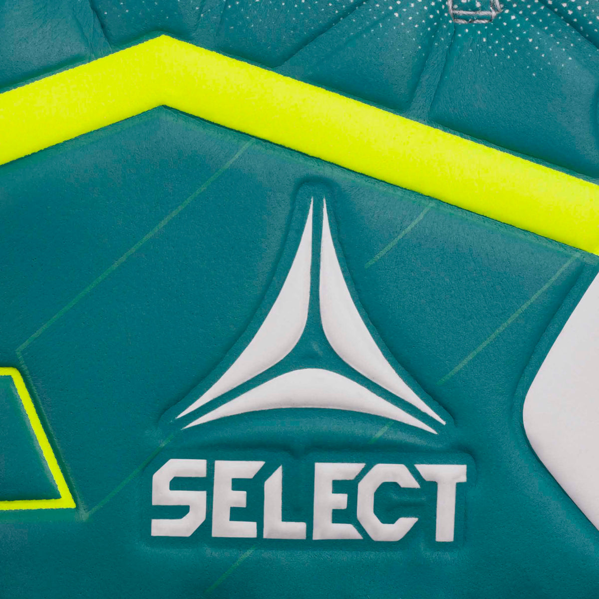 Closeup af GK gloves 04 Protection v26 målmandshandsker med grøn flade, hvidt Select-logo og neongul kant