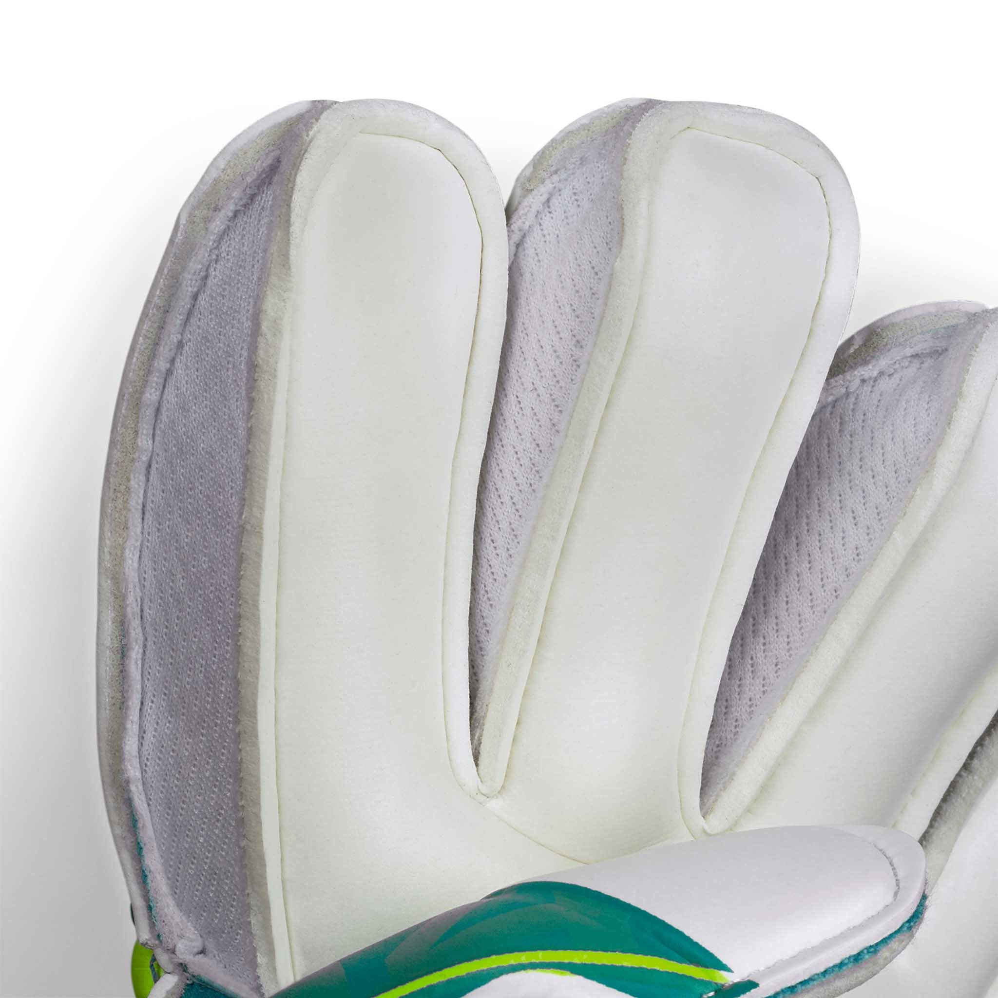Nærbillede af GK gloves 04 Protection v26 målmandshandsker, hvide med grønne og gule detaljer, polstrede fingre