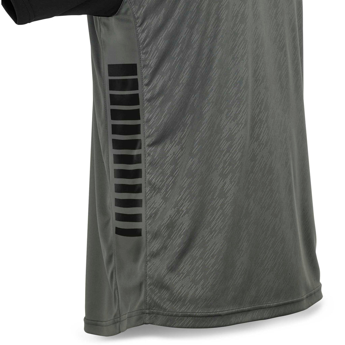 Nærbillede af grå Player shirt S/S Pisa X med sorte sidestriber, Match & Training wear fodbold