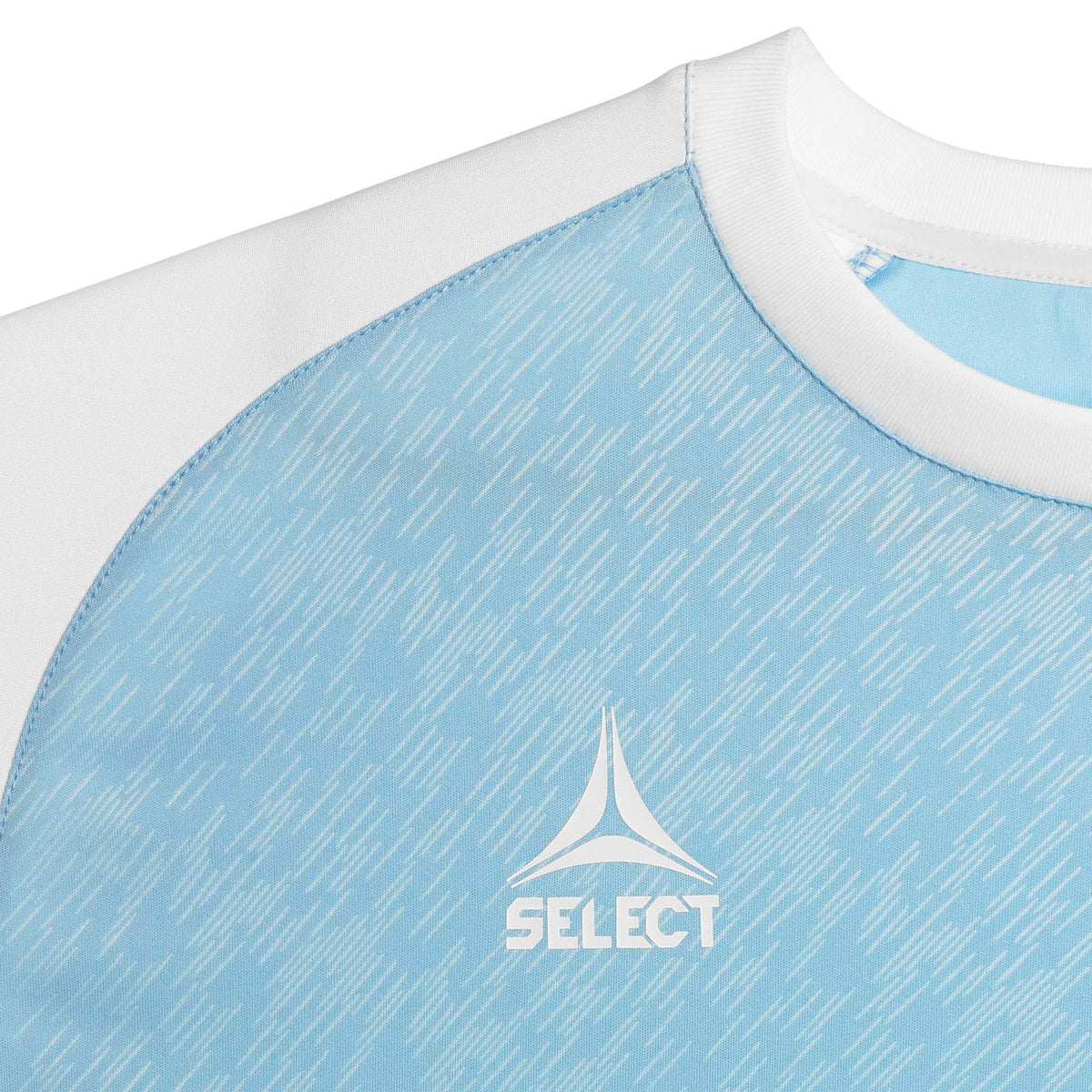 Nærbillede af lyseblå Player shirt S/S Pisa X med hvid skulder, krave og Select-logo. Fodbold Match & Training wear.