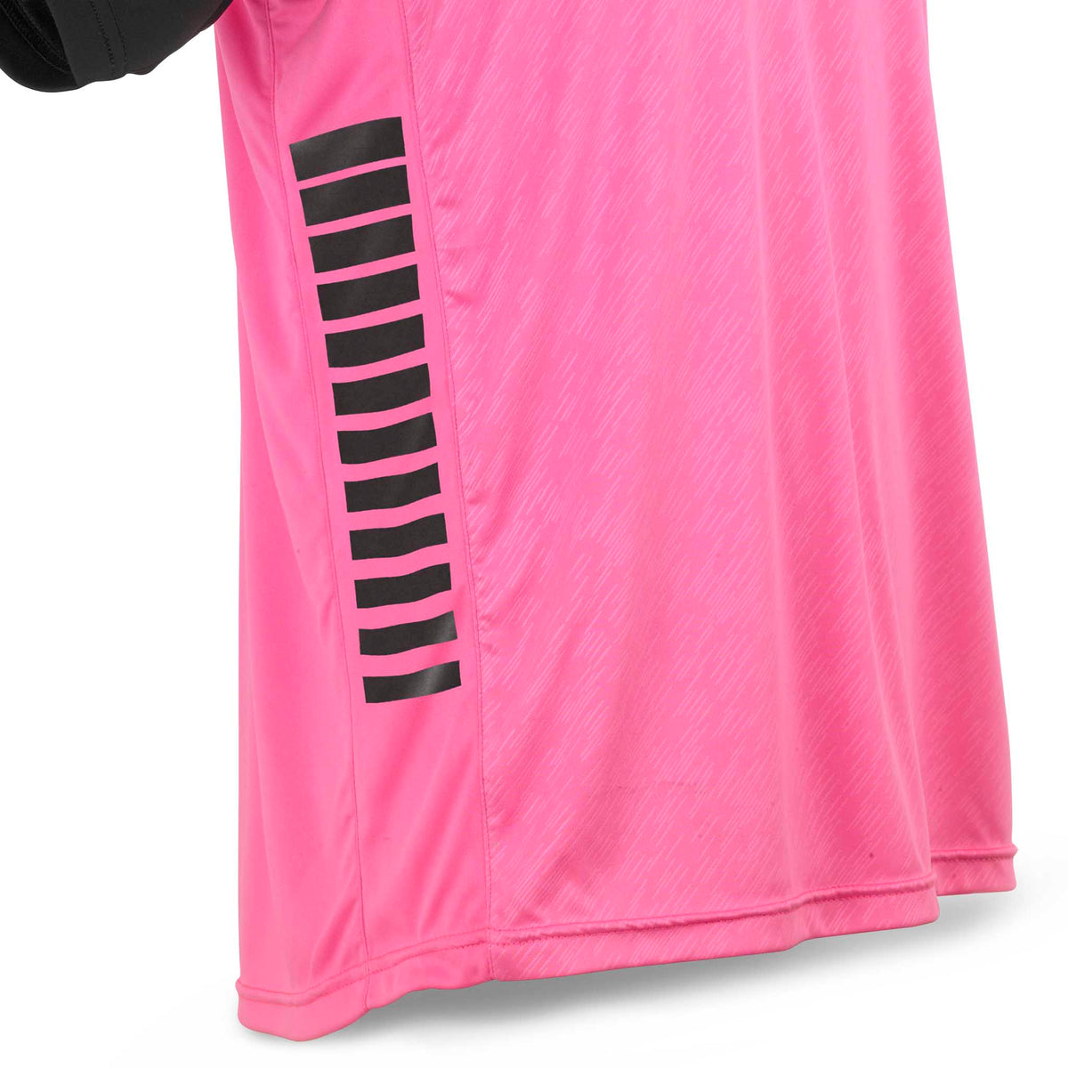 Nærbillede af pink Player shirt S/S Pisa X med sorte sidestriber, Match & Training wear.