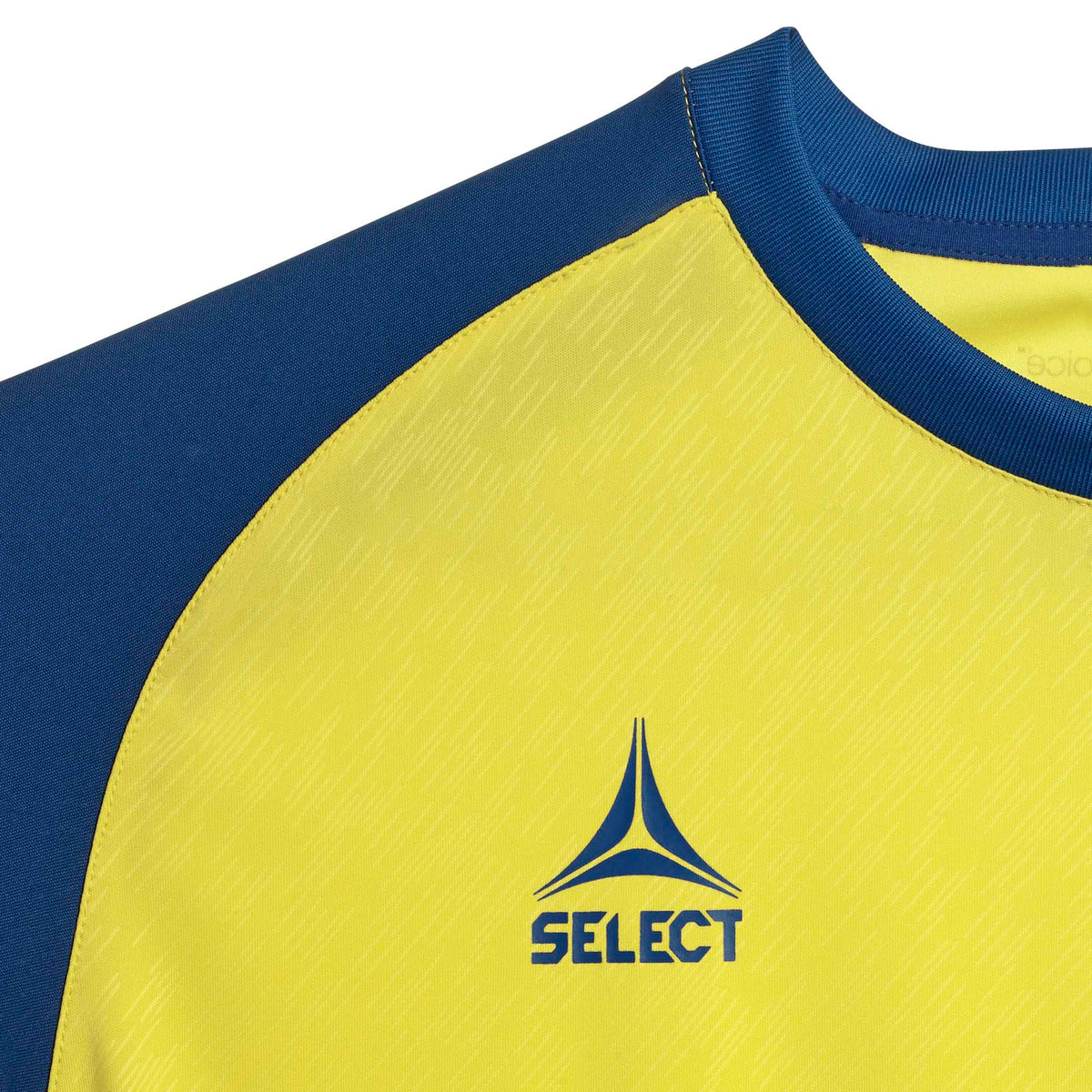 Nærbillede af gul & blå Player shirt S/S Pisa X, Match & Training wear, der viser stof & Select-logo fortil.