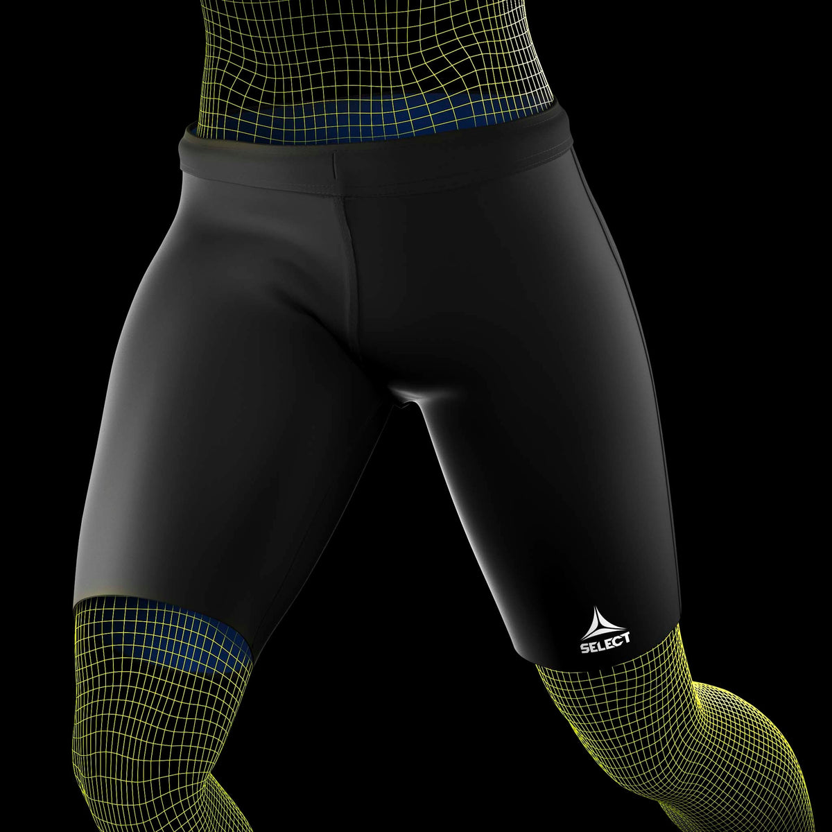 Fotbollsspelare i svarta Thermal Shorts med vit logga, sportstöd, sett framifrån på modell.