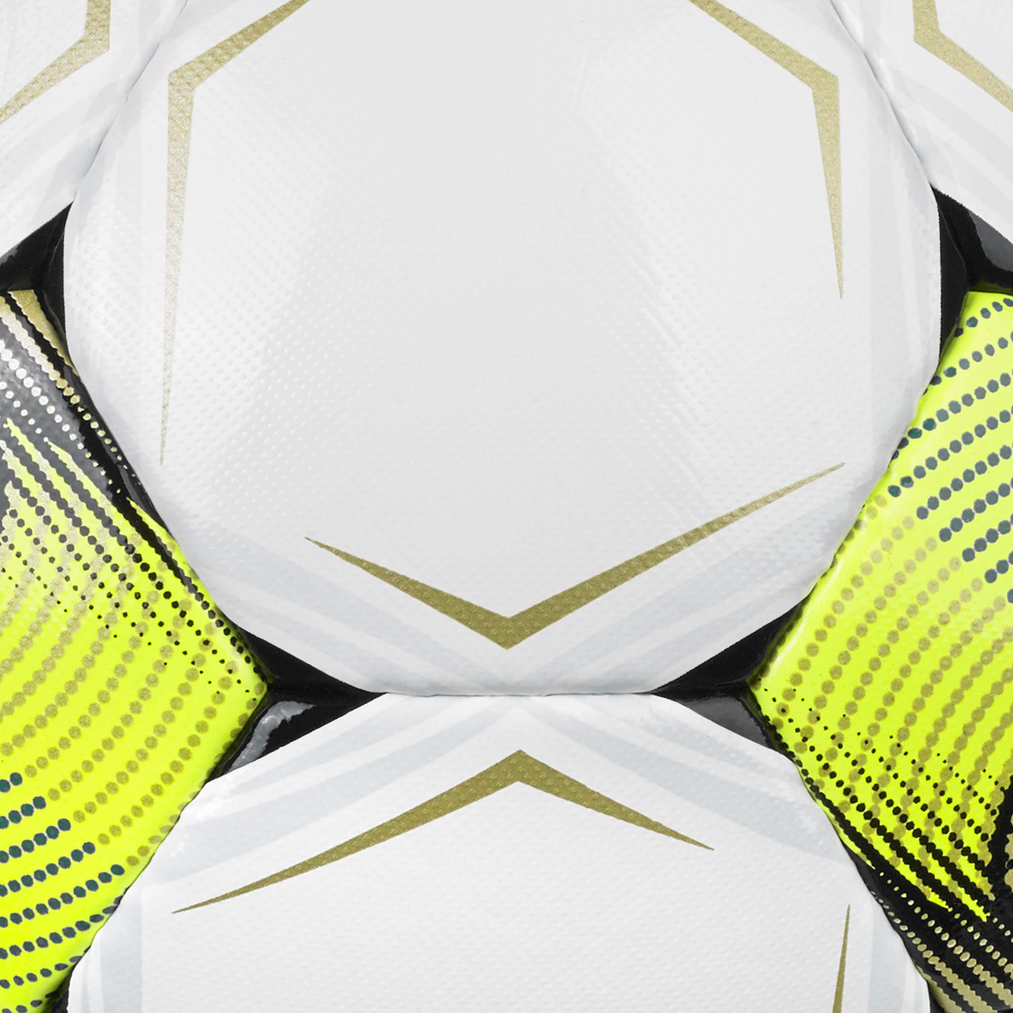 Närbild av Royale v26 fotboll med vita paneler, guldaccenter och neongula strukturerade detaljer.