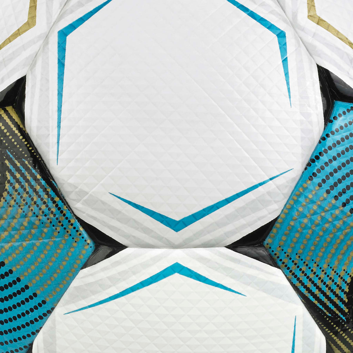 Närbild av Numero 10 v26 fotboll, vit yta med blå, svarta och guldfärgade strukturerade paneldetaljer
