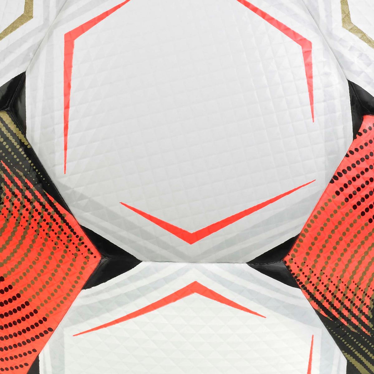 Närbild av Numero 10 v26 fotboll med vita, röda och svarta texturerade paneler och guldaccenter.