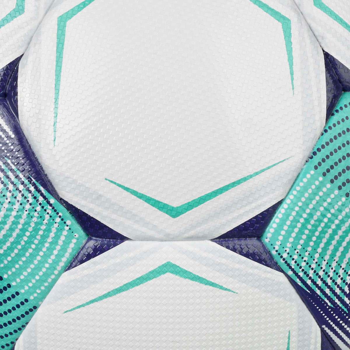 Närbild av Tempo v26 fotboll med vita paneler och turkosa och lila accenter.