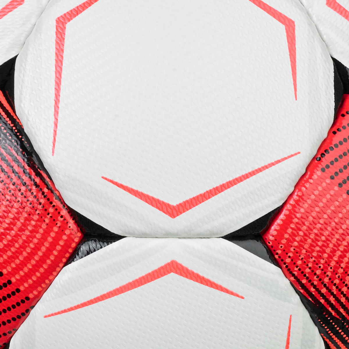Närbild av Flash Turf v26 fotboll, vita paneler med röda och svarta detaljer