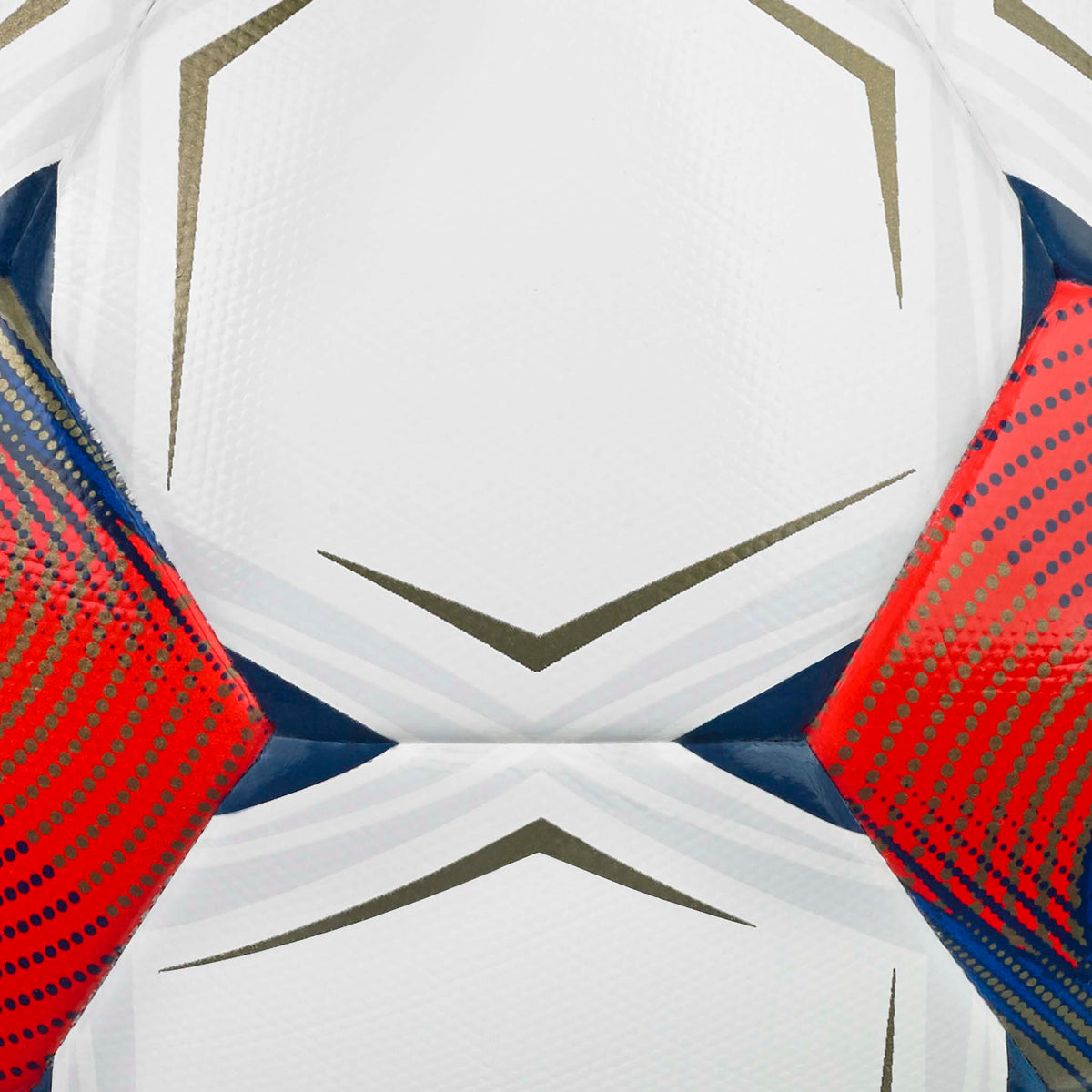 Närbild av Match v26 fotboll med vita paneler och röda, marinblå och guldfärgade detaljer.