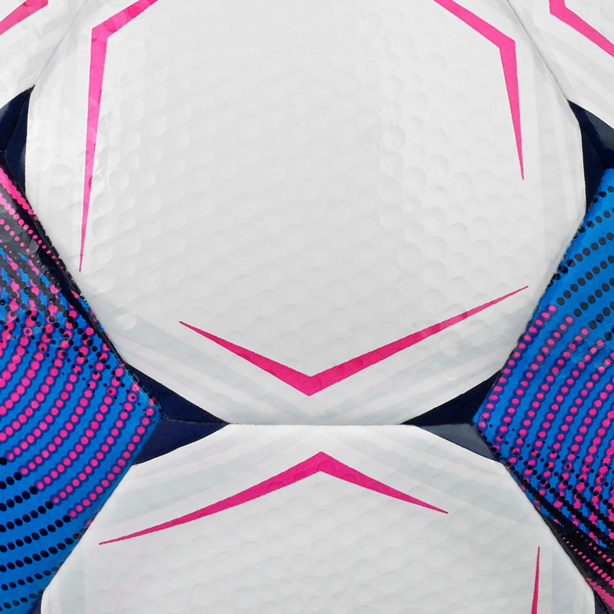 Närbild av Team v26 fotboll med vita texturerade paneler och rosa, blå och marinblå detaljer.