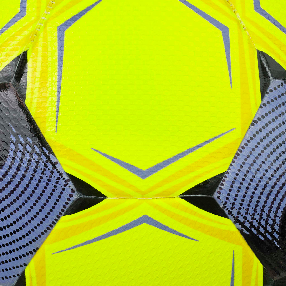 Närbild av X-Turf v26 fotboll med neongula, svarta och lila paneler och strukturerad yta.