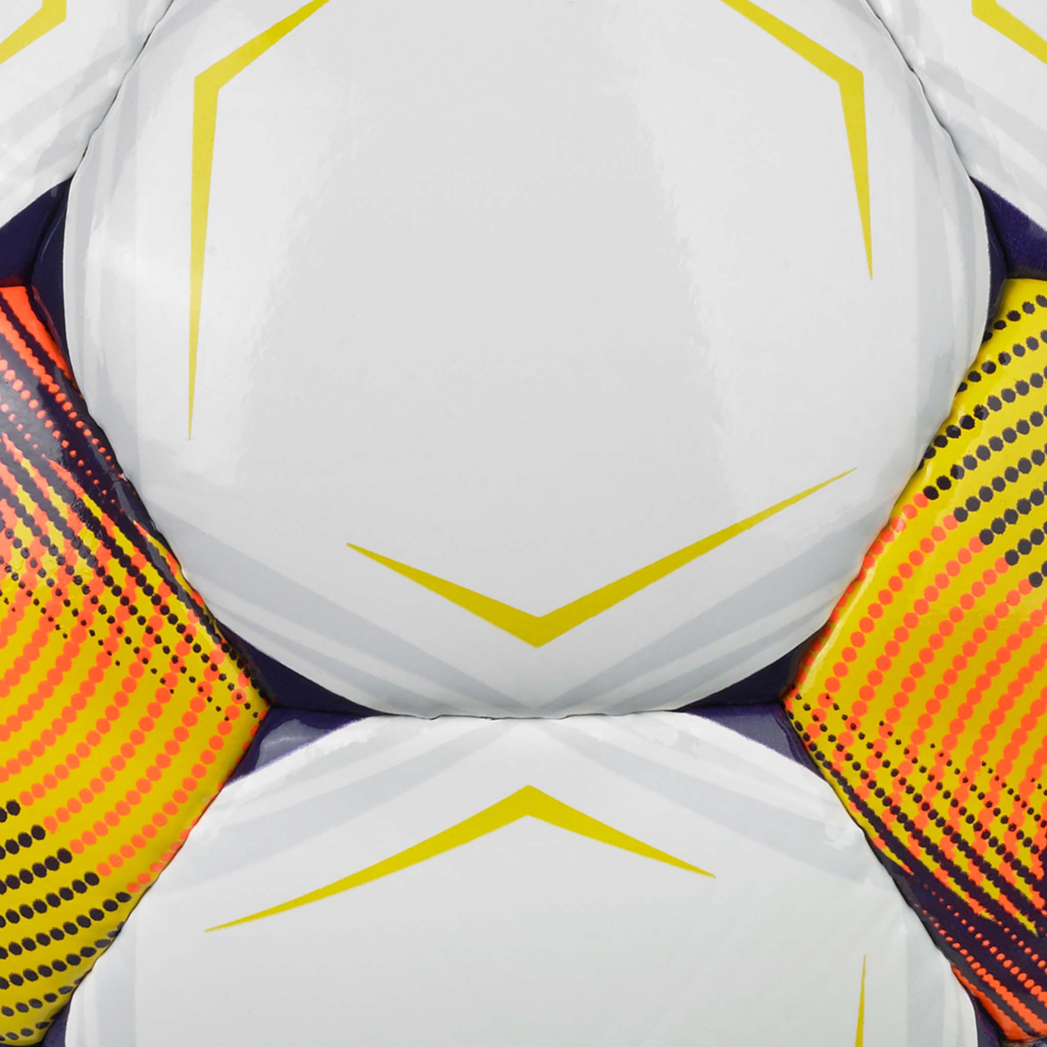 Nærbillede af Diamond v26 fodbold, hvide paneler med gule accenter og orange-lilla teksturerede detaljer.