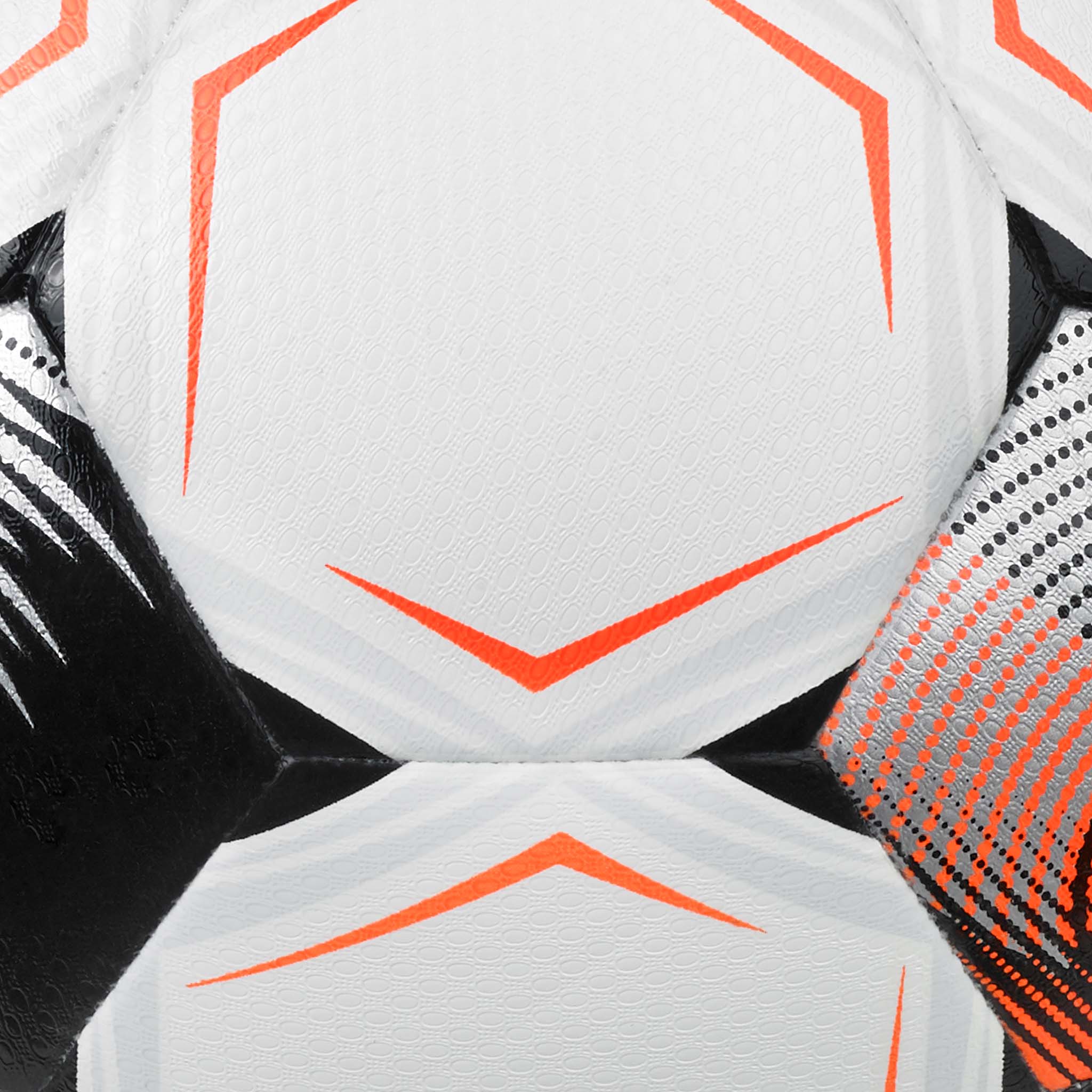 Nærbillede af Club v26 fodbold, hvide paneler med sorte og orange detaljer