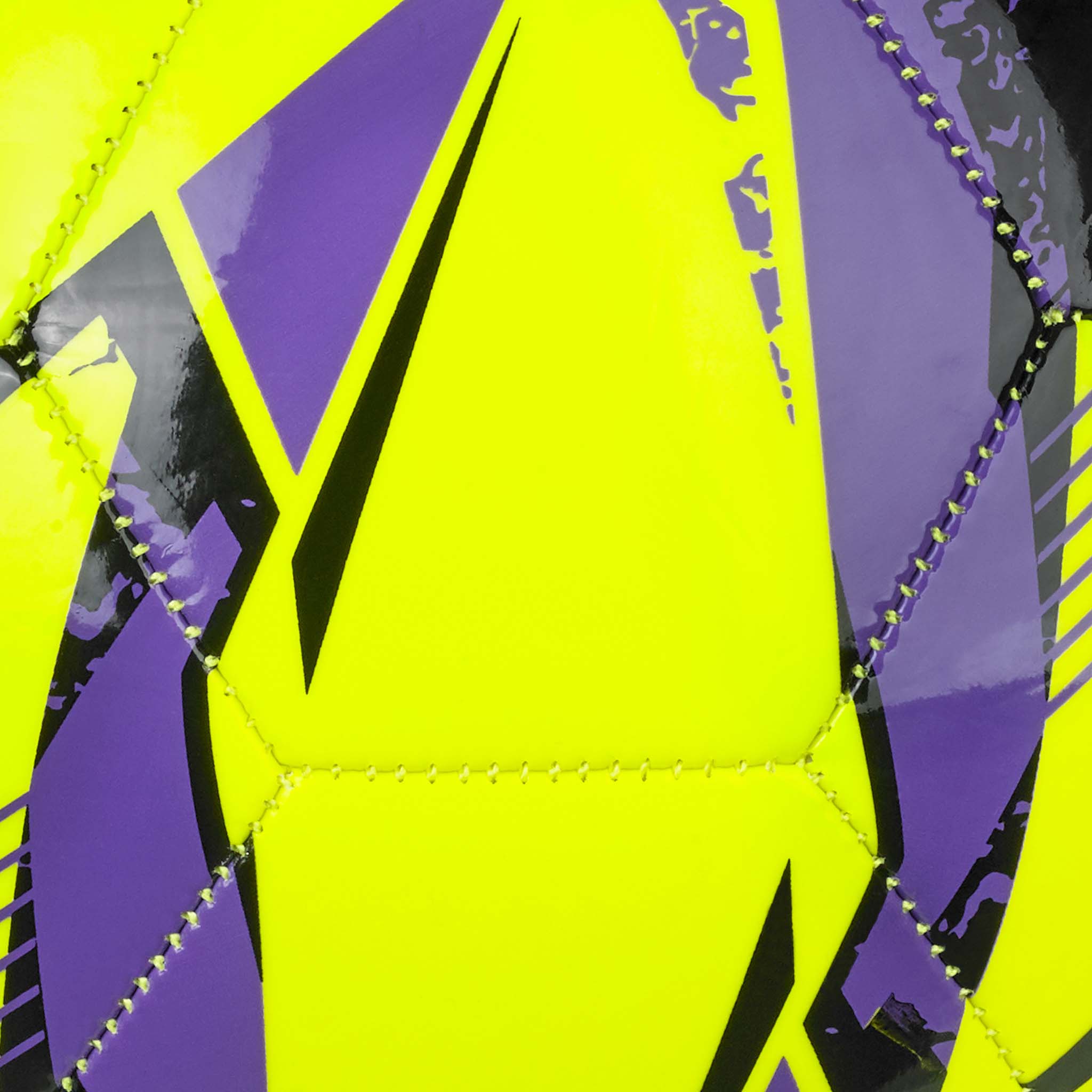 Nærbillede af Classic v26 fodbold med neongule, lilla og sorte geometriske paneler og syninger