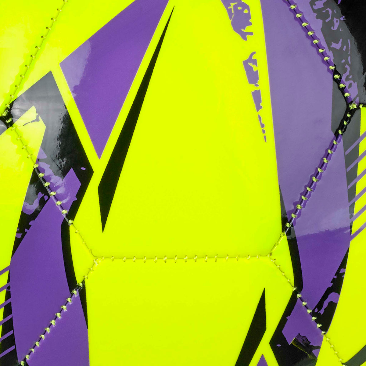 Nærbillede af Classic v26 fodbold med neongule, lilla og sorte geometriske paneler og syninger