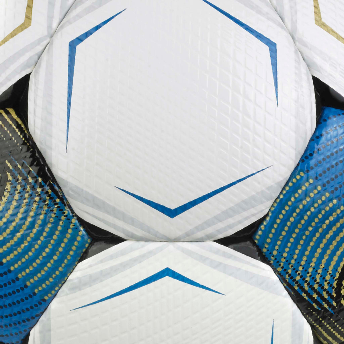 Närbild av Super v26 fotboll, vita paneler med blå vinklar, svarta och gyllene strukturerade detaljer.